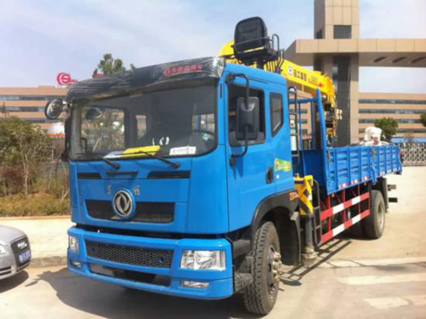 東風(fēng)單橋6.1米隨車(chē)吊