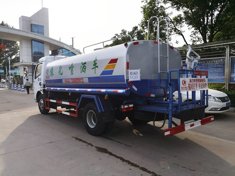 東風(fēng)8-9噸灑水車(chē) 東風(fēng)8-9噸灑水車(chē)