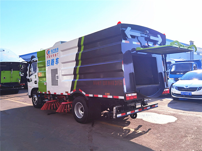 東風(fēng)多利卡6方掃路車