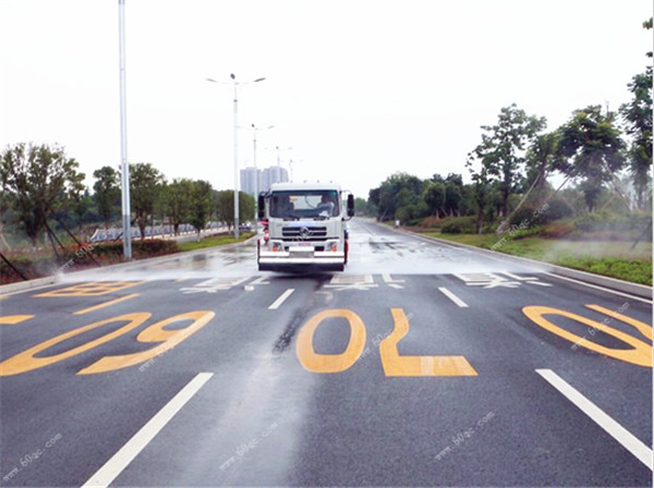 東風天錦路面清洗車前部效果